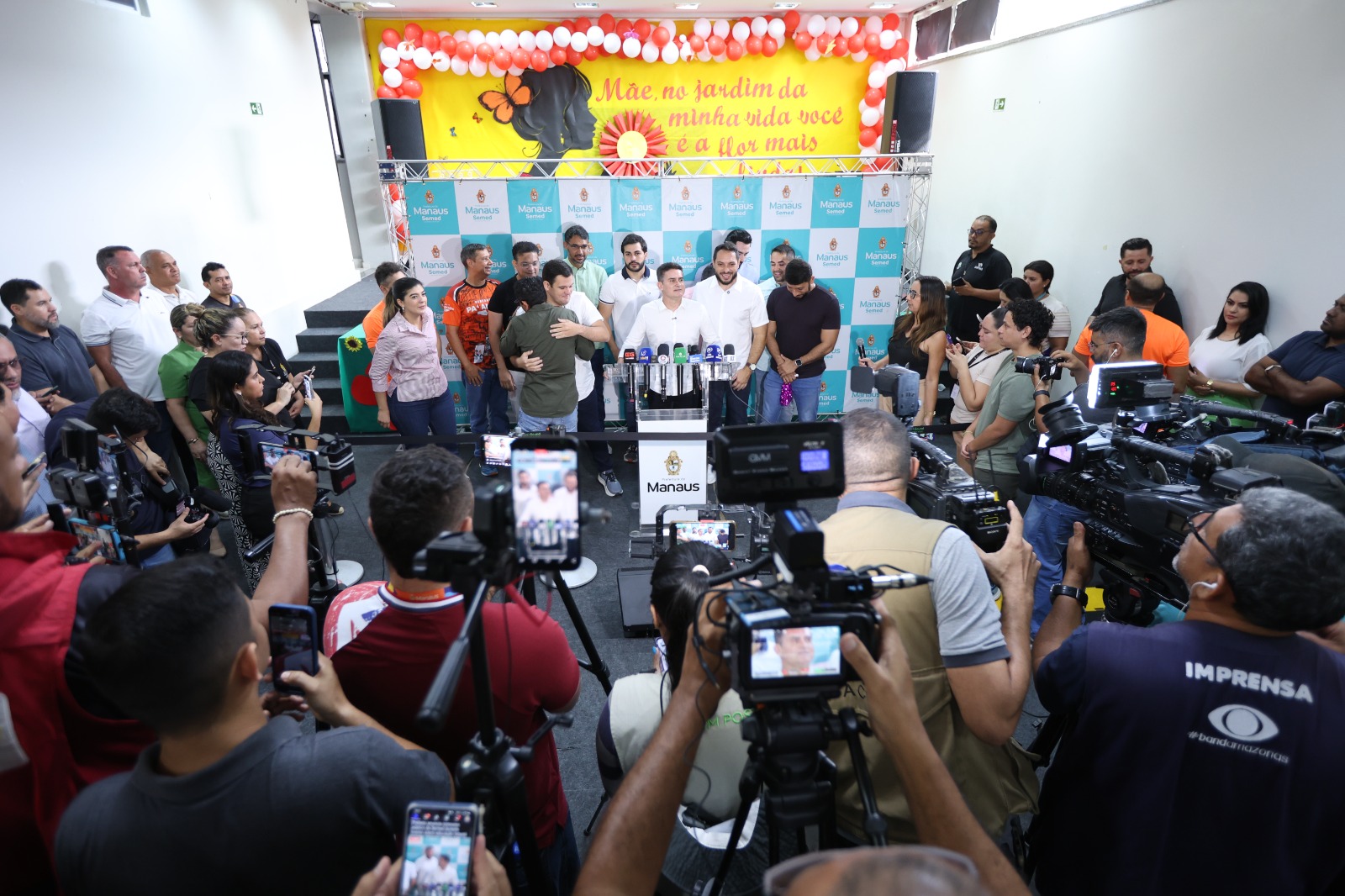 Prefeito David Almeida anuncia concurso público da Semed com 1.500 vagas